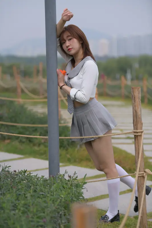 [魔镜街拍] 095 性感动人的小百褶裙美女 - 魔镜街拍