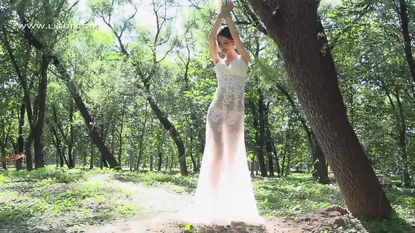 [Ligui丽柜]HD视频 2020.10.17 郊野无助的挣扎 白雪 - Ligui丽柜