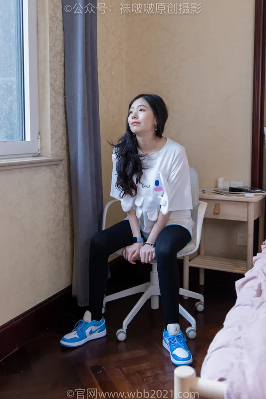 [BoBoSocks袜啵啵] NO.516 小甜豆-板鞋、厚黑色踩脚裤袜、白棉袜（叠穿）（花絮版） - BoBoSocks袜啵啵